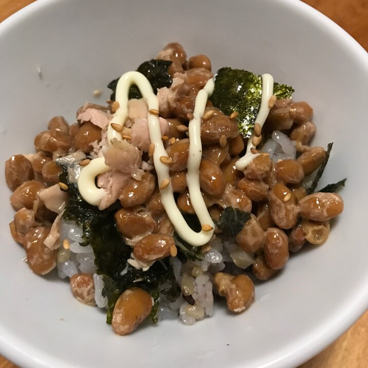 雑穀ごはんで。海苔とツナマヨ納豆丼